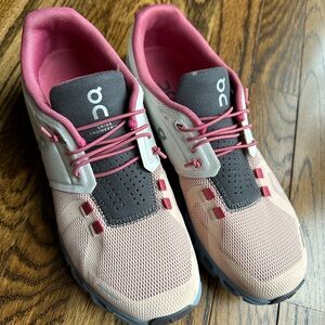 On Cloud Shoes Size 8